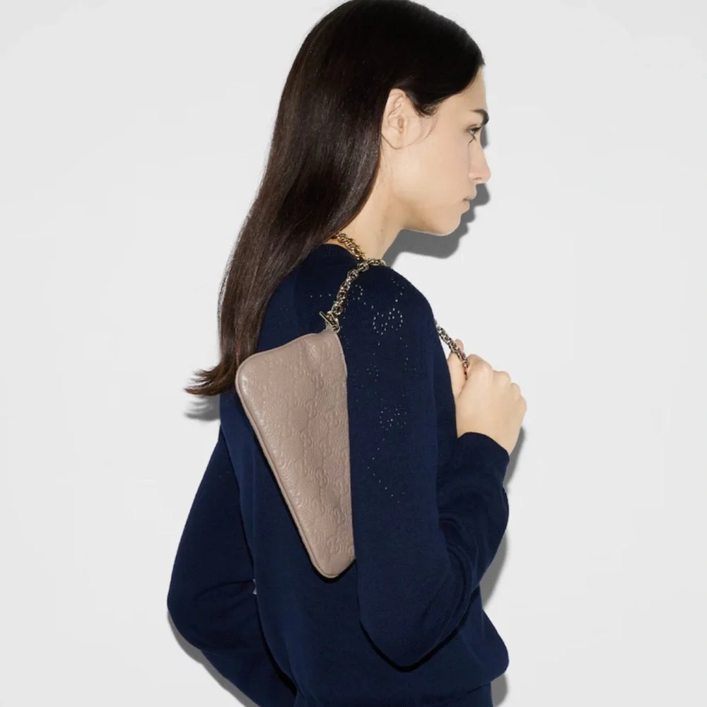 GUCCI GG EMBLEM SMALL LEATHER SHOULDER BAG TAUPE - Picture 3 of 13